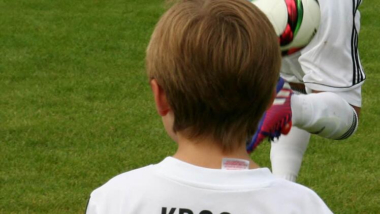 "Toni Kroos" staunt über Hannes' Hackentrick.  Foto: Vogel