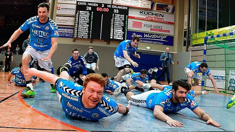 Nach der Schlusssirene kannte der Jubel um den geglückten Aufstieg bei Nicolai Theilinger (vorn) und Co. keine Grenzen mehr. Fotos: Sportfoto Zink