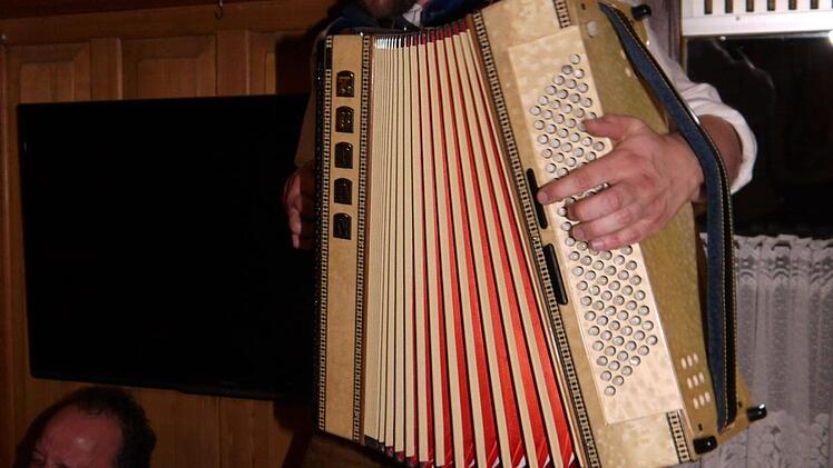 A echte Gaudi: das Wirtshaussingen in Ebersdorf bei Coburg. Foto: Berthold Köhler