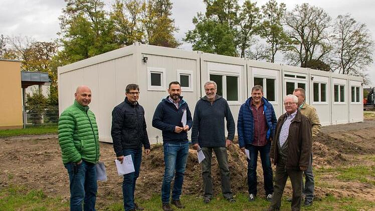 Der Bau- und Umweltausschuss der Gemeinde Wonfurt besichtigte die neuen Container am Kindergarten, die demnächst bezugsfertig sind. Foto: Ulrike Langer