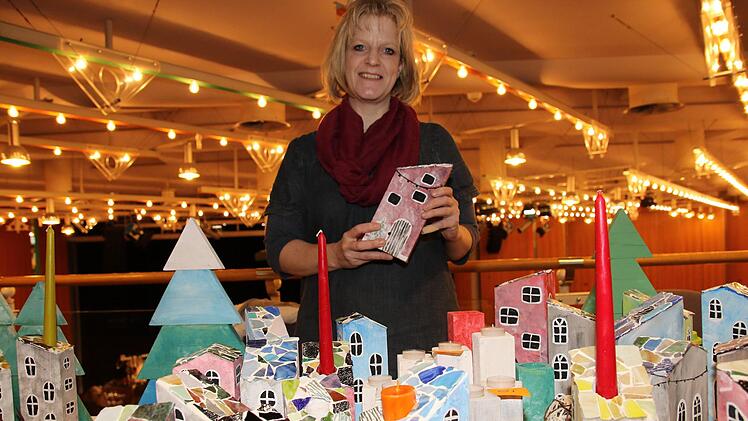 Die phantasievollen Holzhäuser von Claudia Landoll finden gerne einen Platz auf der Fensterbank. Foto: Wolfgang Desombre