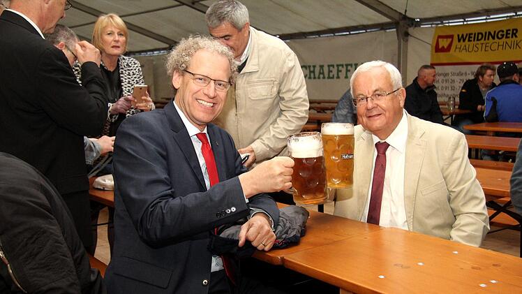 Die Franzosen staunten etwas über die großen Biergläser.   Foto: Richard Sänger