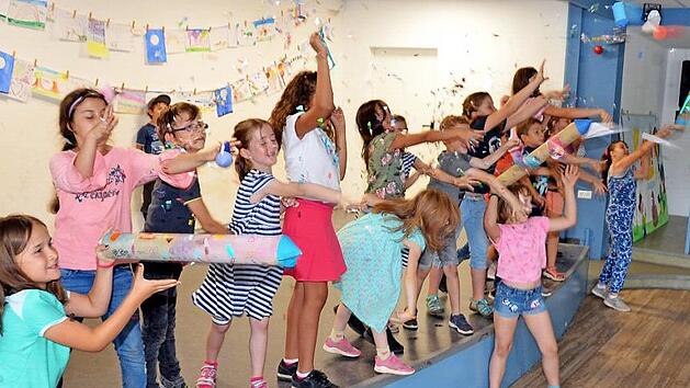 Mit einem Konfettifeuerwerk endete der diesj&auml;hrige Ferienspa&szlig; in Bad Kissingen. Fotos: Peter Rauch