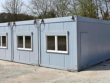 Die Container an der Grundschule Hiltpoltstein sollen nach deren Sanierung Platz für Kita-Kinder bieten. Fotos: Petra Malbrich