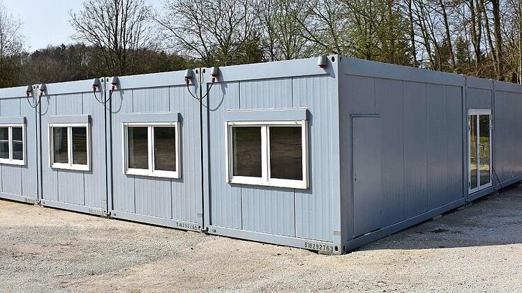 Die Container an der Grundschule Hiltpoltstein sollen nach deren Sanierung Platz für Kita-Kinder bieten. Fotos: Petra Malbrich