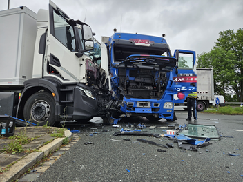 Heftiger Zusammenstoß in Nürnberg: Zwei Lastwagen kollidieren