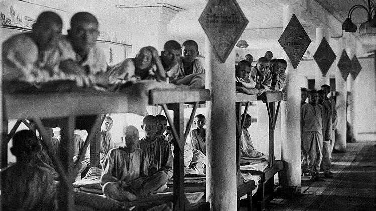 Fachleute gehen heute davon aus, dass insgesamt rund 28,7 bis 32 Millionen Menschen in der Sowjetunion Zwangsarbeit zu verrichten hatten.