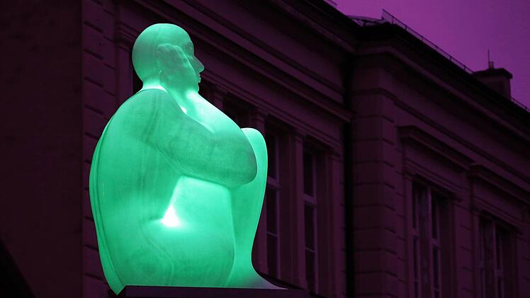 Eine Skulptur vor dem Bischofshaus an der Karolinenstraße. . .
