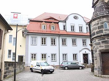 Handwerkerautos stehen noch vor der Tür, aber es sind die letzten Handgriffe, die im ehemaligen Schwesternhaus hinter der Lichtenfelser Stadtpfarrkirche erledigt werden. Am Wochenende ist Einzug. Foto: Popp