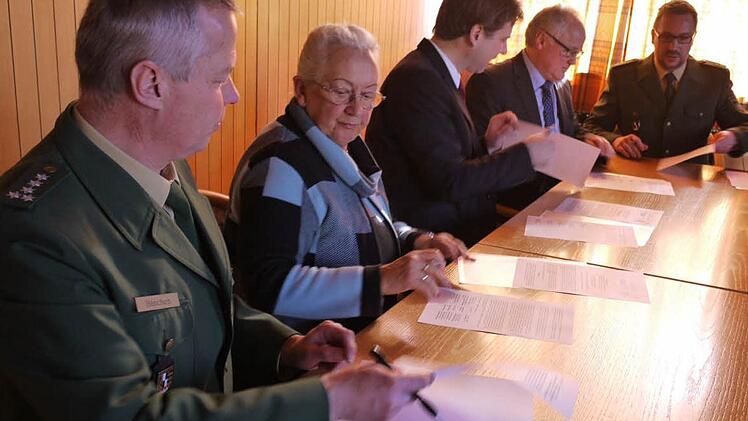 Die erneuerte Vereinbarung zum "Netzwerk Opferhilfe" unterzeichneten (von links) Manfred Hänchen von der PI Ebermannstadt, Monika Vieth vom Weißen Ring, Landrat Hermann Ulm, Rudolf Kirchberger für das Zentrum Bayern Familie und Soziales sowie Rainer Schmeußer von der Forchheimer Polizei. Foto: PaulineLindner