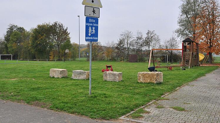 Nach der sicherheitstechnischen Überprüfung aller Kinderspielplätze in der Gemeinde Gädheim wurden am Spielplatz am Mehrzweckgebäude in Gädheim (im Bild) vier große Findlinge als Barriere zum Main-Radweg aufgestellt. Die Zwischenräume sollen im nächsten Jahr noch bepflanzt werden. Foto: Ulrike Langer
