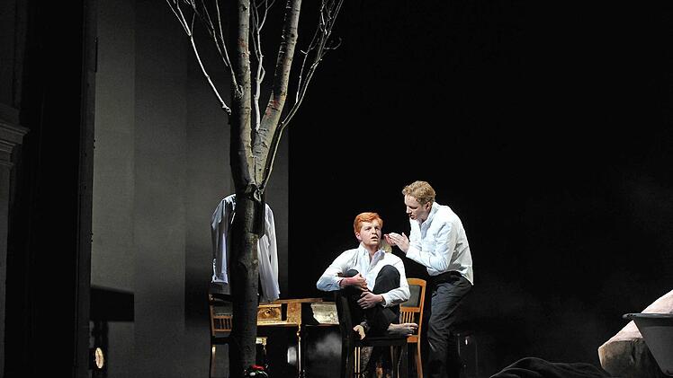 Bodo Busse inszenierte Franz Schuberts "Winterreise" am Landestheater Coburg. Als Solist beeindruckt der junge Tenor David Zimmer.Foto: Andrea Kremper