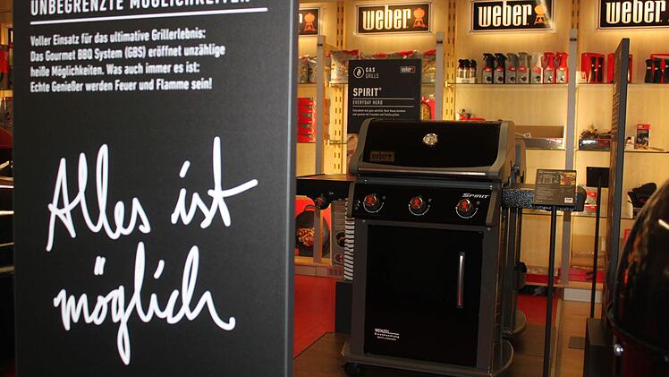 Wenzel hat sich mit Weber auch zum Spezialisten für Grillen und Genuss entwickelt. Sogar mit Grillschulungsangebot - Anruf genügt.  Foto: Markus Häggberg