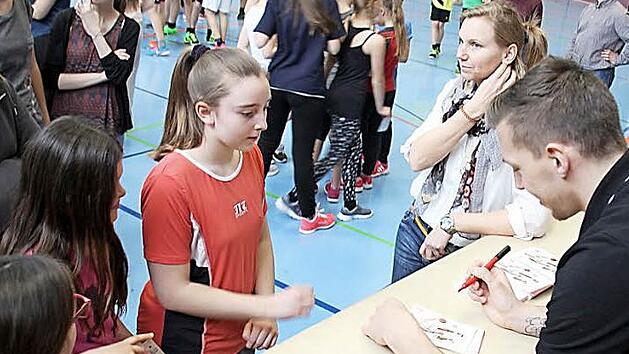Die Autogramme des Basket-Profis waren begehrt bei Sch&uuml;lern und Lehrer/innen. Fotos: Ralf Kestel