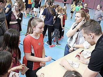 Die Autogramme des Basket-Profis waren begehrt bei Schülern und Lehrer/innen. Fotos: Ralf Kestel