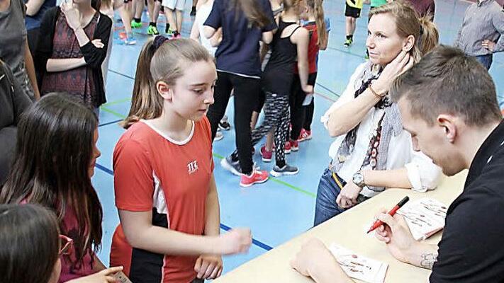 Die Autogramme des Basket-Profis waren begehrt bei Schülern und Lehrer/innen. Fotos: Ralf Kestel