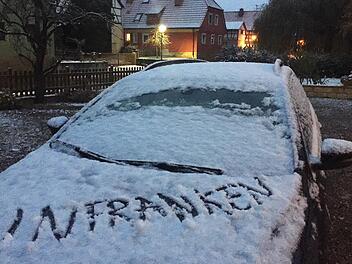 Schnee am Dienstagmorgen in Horsdorf bei Bad Staffelstein in Oberfranken. Foto: Falk Zimmermann