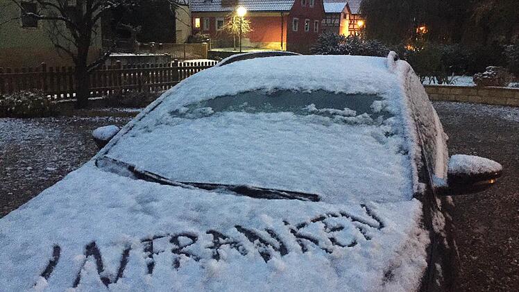 Schnee am Dienstagmorgen in Horsdorf bei Bad Staffelstein in Oberfranken. Foto: Falk Zimmermann