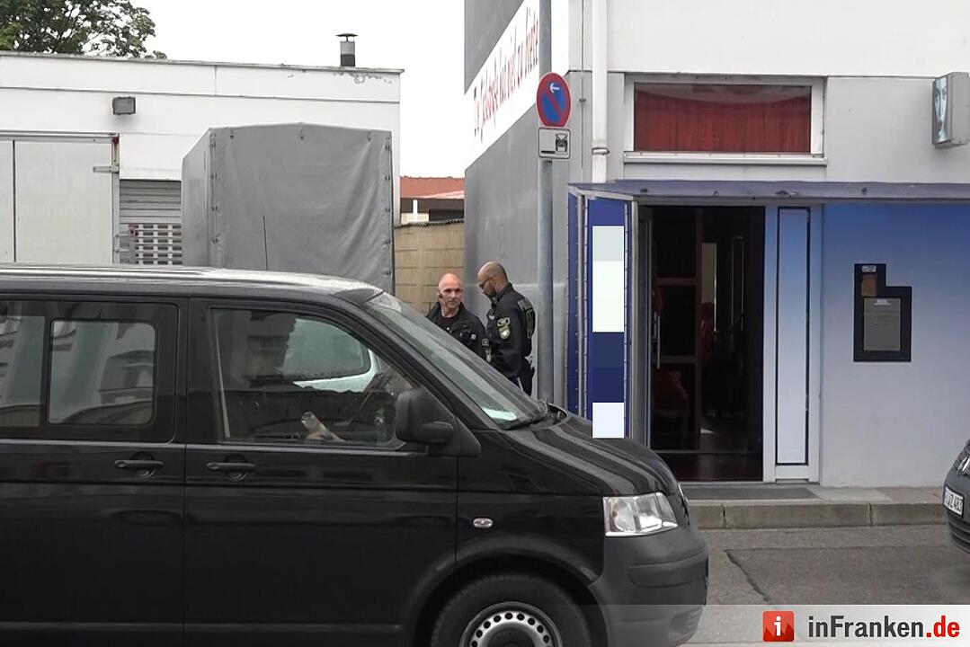 Polizeieinsatz in Bamberg: Hintergrund noch unklar - Beamte hatten augenscheinlich ein Gebäude im Fokus – Mehrere Fahrzeuge der Bereitschaftspolizei vor Ort