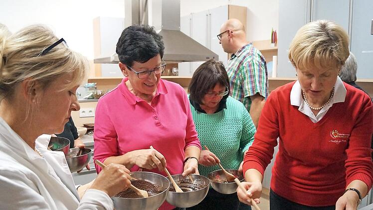 Unter den Augen der Teilnehmer des Workshops f&uuml;llte Monika Wagner (rechts) die Pralinenf&ouml;rmchen. Hierzu braucht es Geschick.  Foto: ee