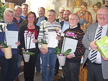 Der OGV Fischbach mit seinem Vorsitzenden Matthias Fischer (Dritter von links) freut sich über die Ehrung treuer Mitglieder. Der langjährige Kassier Helmut Schmidt (Zweiter von rechts) wurde mit der goldenen Ehrennadel am Bande bedacht.  Foto: Heike Schülein