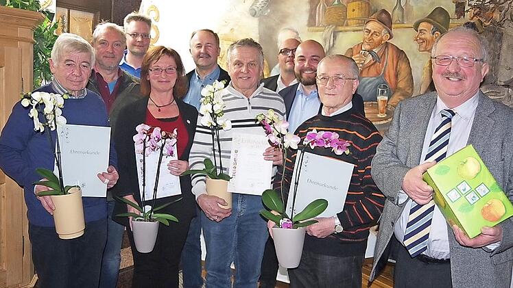 Der OGV Fischbach mit seinem Vorsitzenden Matthias Fischer (Dritter von links) freut sich über die Ehrung treuer Mitglieder. Der langjährige Kassier Helmut Schmidt (Zweiter von rechts) wurde mit der goldenen Ehrennadel am Bande bedacht.  Foto: Heike Schülein