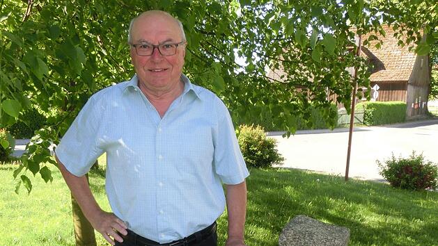 Tobias Braunersreuther ist seit 40 Jahren       Gemeinderat in Ludwigschorgast. Unser Bild zeigt ihn  neben  den drei Granitsäulen, die an       die Dorferneuerung erinnern.Horst Wunner