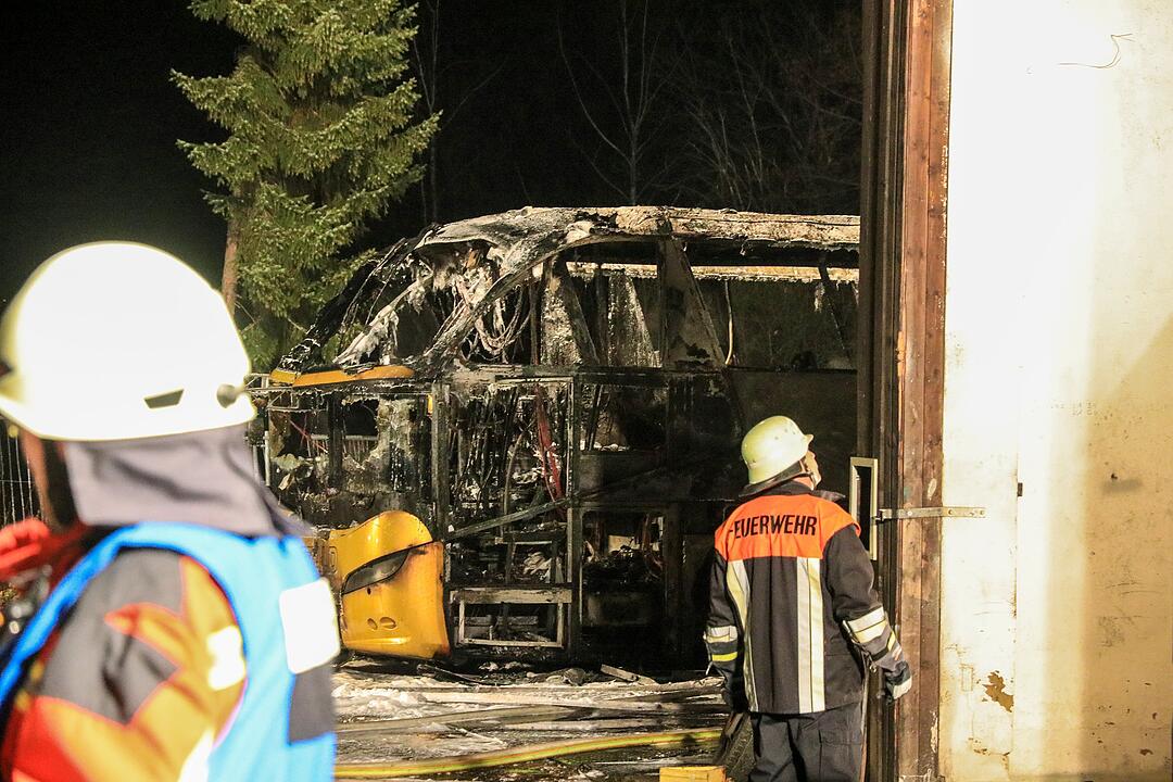 Großbrand bei Busunternehmen in Oberfranken