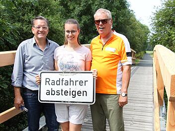 Die Nainsdorfer Brücke über die Aisch wurde fahrradfreundlicher gemacht. Radgwegbeauftragter Gert de Groot  (rechts) freute sich mit Bürgermeister Karsten Fischkal und Verwaltungspraktikantin Jasmin Trescher. Foto: Christian Bauriedel