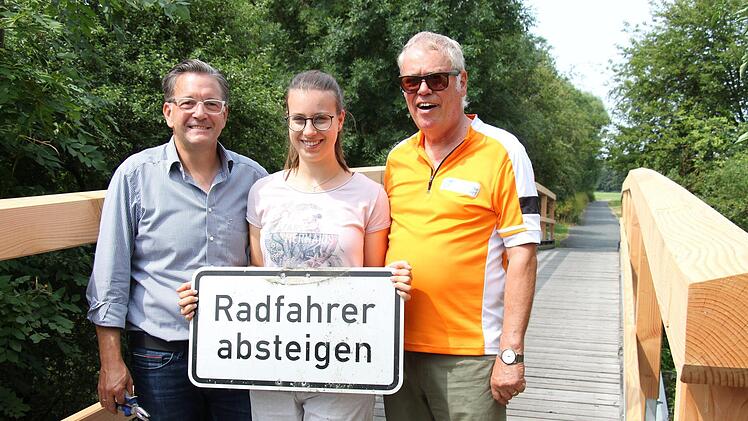 Die Nainsdorfer Brücke über die Aisch wurde fahrradfreundlicher gemacht. Radgwegbeauftragter Gert de Groot  (rechts) freute sich mit Bürgermeister Karsten Fischkal und Verwaltungspraktikantin Jasmin Trescher. Foto: Christian Bauriedel