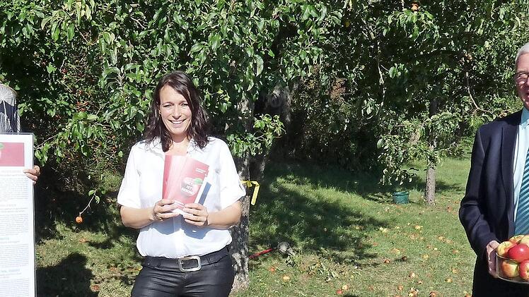 Unter einem Apfelbaum präsentierten (von links) Kulturamtsleiterin Silke Brochloß-Gerner, Mitarbeiterin Stefanie Schleicher und Bürgermeister Günther Werner das neue Herbst-/Winter-Programm des Kulturamtes Haßfurt unter dem Motto "Kultur ist gesund".  Foto: Christian Licha