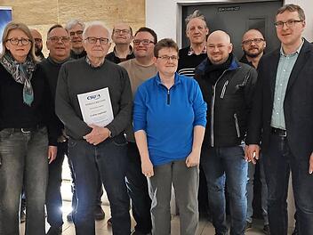 Die geehrten Mitglieder mit dem neu gewählten Vorstand (v. l.): Jochen Wusch, Peter Schmauser, Gabriele Böhmer, Johannes Knipper, Harald Klier, Erster Bürgermeister Bernhard Storath, Dieter Swieca, Horst Amon, Annette Klinke, Bernhard Stölzel, Pat...