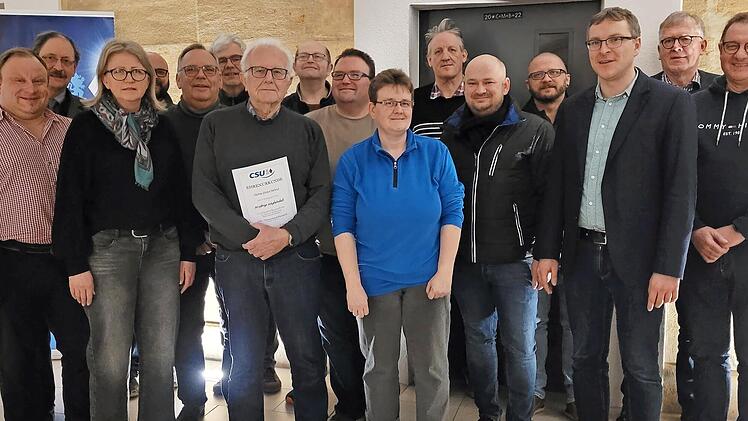 Die geehrten Mitglieder mit dem neu gewählten Vorstand (v. l.): Jochen Wusch, Peter Schmauser, Gabriele Böhmer, Johannes Knipper, Harald Klier, Erster Bürgermeister Bernhard Storath, Dieter Swieca, Horst Amon, Annette Klinke, Bernhard Stölzel, Pat...