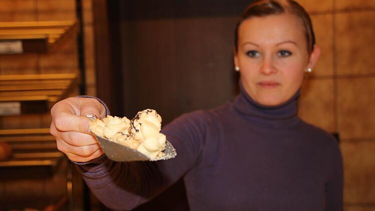 Derweil steht Christina Hahn hinter der Theke und verkauft Plätzchen...