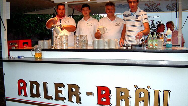 Viel zu tun hatten die Stettfelder beim Limbacher Flößerfest am Zapfhahn.