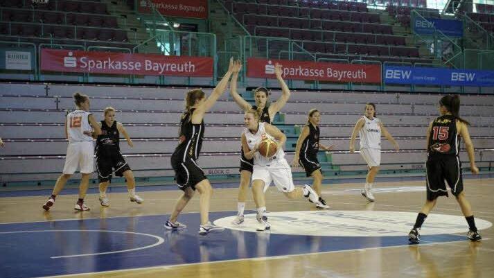 Energisch setzt sich Stefanie Gehring (am Ball), hier noch im Trikot des BBC Bayreuth, gegen zwei Gegenspielerinnen durch. In der neuen Saison spielt sie beim FC Bayern München. Foto: privat