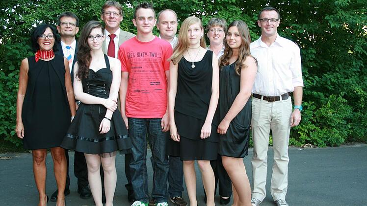 Für die Prüfungsbesten gab es Preise: Maria Pesce-Metz (Sparkasse) (von links), Reiner Zeller (VR-Bank), Lisa-Marie Meder, Schulleiter Wolfgang Halbig, Dominik Metz, zweiter Bürgermeister Daniel Wehner, Julia Grom, Elternbeiratsvorsitzende Karin Grom, Jule Bieberich und Klassenleiter Norbert Kleinhenz. Foto: Gabriele Sell