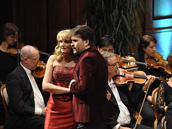 Iva Simon und Daniel Szeili sangen gemeinsam beim Kissinger Operettenzauber. Fotos: Peter Klopf