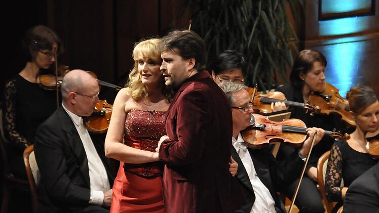 Iva Simon und Daniel Szeili sangen gemeinsam beim Kissinger Operettenzauber. Fotos: Peter Klopf