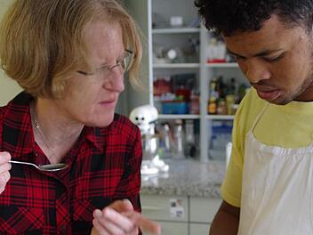 Echt lecker! Lehrerin Birgit Greth findet, dass Abdi Abdilahi Aden sehr gut gekocht hat. Foto: Marco Meißner