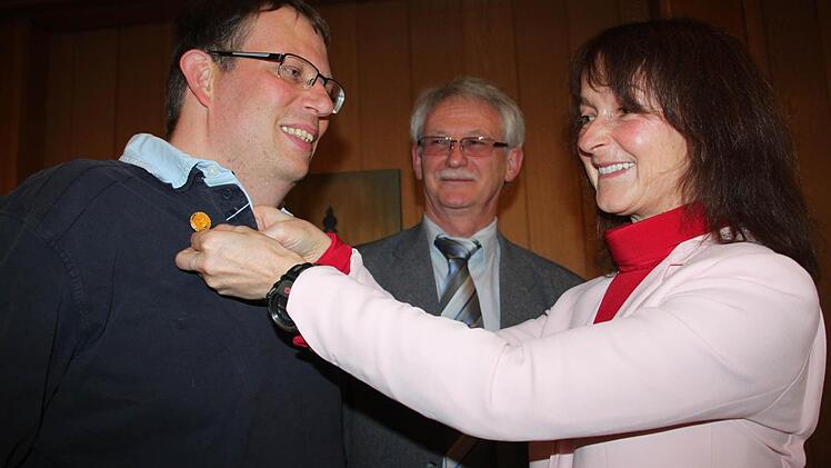 Seit 25 Jahren ist Wolf Fickenscher Mitglied bei der Segelfluggruppe Kordigast Burgkunstadt. Bürgermeisterin Christine Fries heftet dem Deutschen Meister und Mannschaftsweltmeister die Ehrennadel an. Darüber freut sich Vorsitzender Werner Hahn. Foto: Stephan Stöckel
