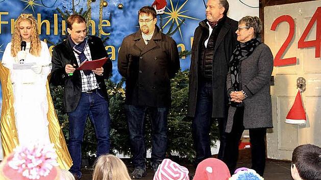 Auftritt mit Christkind am Heiligen Abend: Die "Neuen" der F&ouml;rder- und Werbegemeinschaft waren schon beim Lebendigen Adventskalender t&auml;glich gefordert (von links): Zweiter Vorsitzender Heiko Dilger, Projektassistent Erik Lorite-Schmitt, Kassier Markus Burkhardt und Schriftf&uuml;hrerin Hedwig R&ouml;ttger  Foto: Richard S&auml;nger