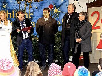 Auftritt mit Christkind am Heiligen Abend: Die "Neuen" der F&ouml;rder- und Werbegemeinschaft waren schon beim Lebendigen Adventskalender t&auml;glich gefordert (von links): Zweiter Vorsitzender Heiko Dilger, Projektassistent Erik Lorite-Schmitt, Kassier Markus Burkhardt und Schriftf&uuml;hrerin Hedwig R&ouml;ttger  Foto: Richard S&auml;nger