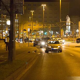 Pkw erfasst Fußgänger am Nürnberger Hauptbahnhof