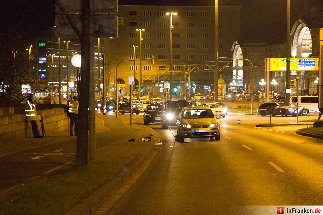 Pkw erfasst Fußgänger am Nürnberger Hauptbahnhof