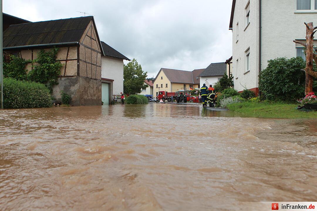Hochwasser ueberflutet Ortskern von Stettfeld
