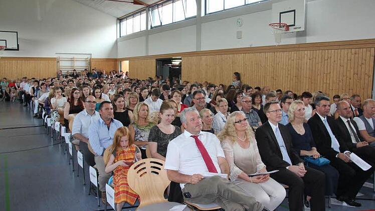 Eine Reihe der Besucher der Entlassfeier der Realschüler in Ebern mit (vorne von links): Bürgermeister Jürgen Hennemann, Elternbeiratsvorsitzende Bettina Stubenrauch, Schulleiter Hartmut Weis.