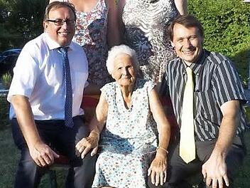 Henriette Kowalewski mit stellvertretendem Landrat Dieter Schaar (links), Bürgermeister Roland Wolfrum (rechts) sowie Ramona Krüger und Susanne Werner.  Foto: Klaus-Peter Wulf