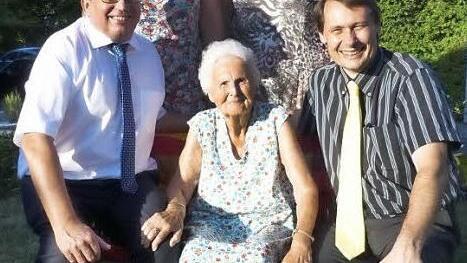 Henriette Kowalewski mit stellvertretendem Landrat Dieter Schaar (links), Bürgermeister Roland Wolfrum (rechts) sowie Ramona Krüger und Susanne Werner.  Foto: Klaus-Peter Wulf