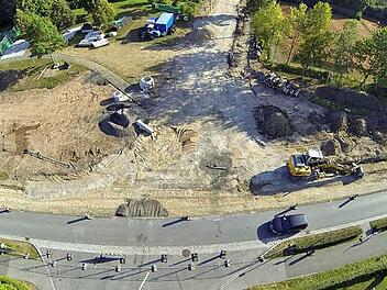 Operation am offenen Herzen? Die Kreiselbaustelle nahe dem Kreiskrankenhaus. Fotos: Andreas Köhler/Ralf Kestel